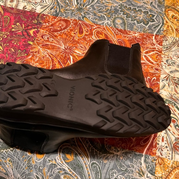 Black Vionic Women’s Chelsea Boots - Picture 2 of 3